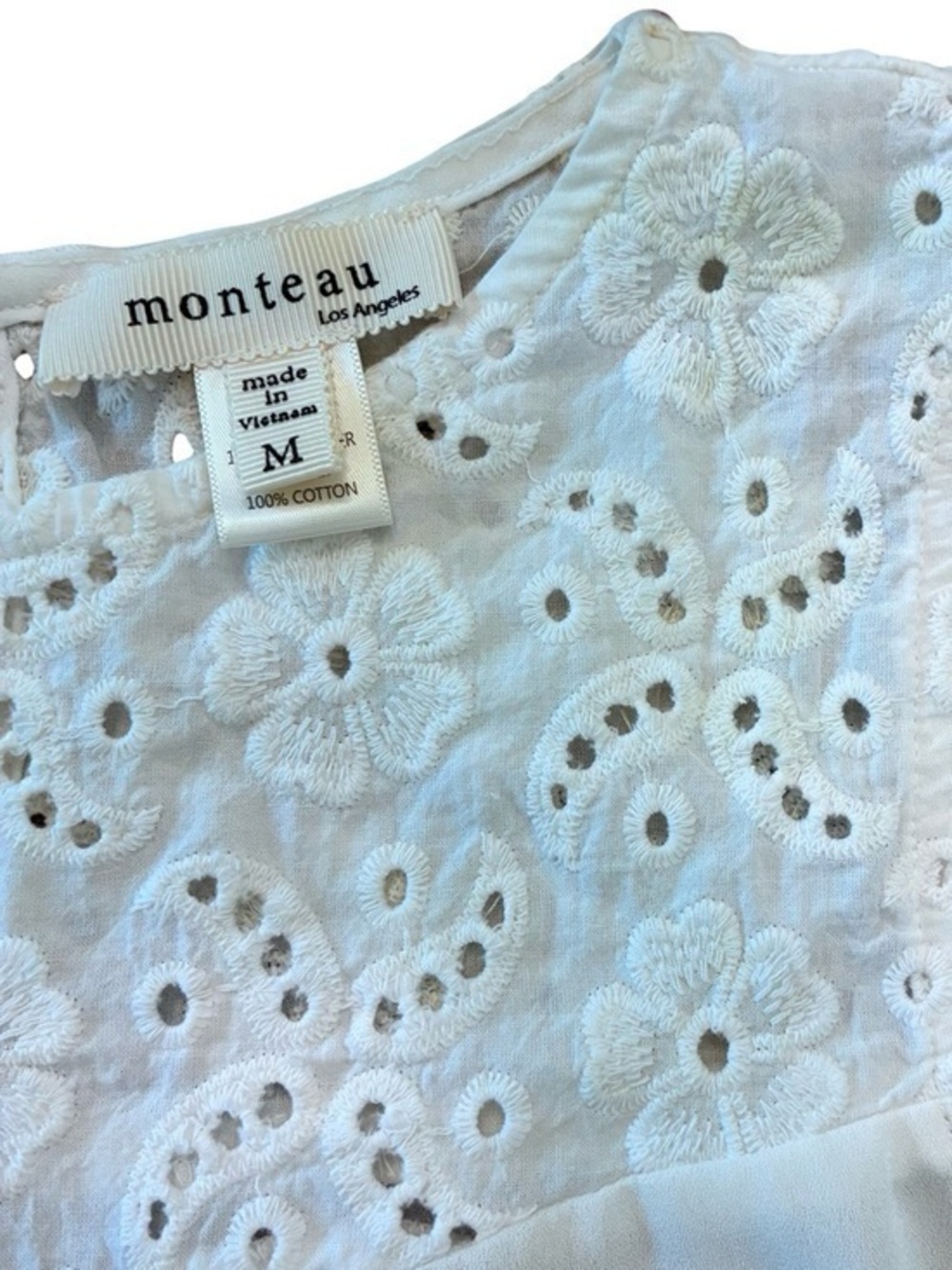 MONTEAU White Eyelet Lace Sleeveless Blouse, Size Medium.